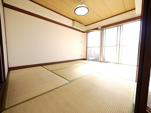 Other room space. Japanese-style room with a warmth that want Nekorogari and Golon