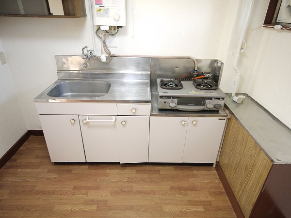 Kitchen. Two-burner gas stove installed base with a grill!