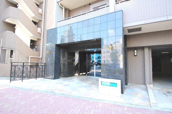 Entrance. Home delivery locker Yes