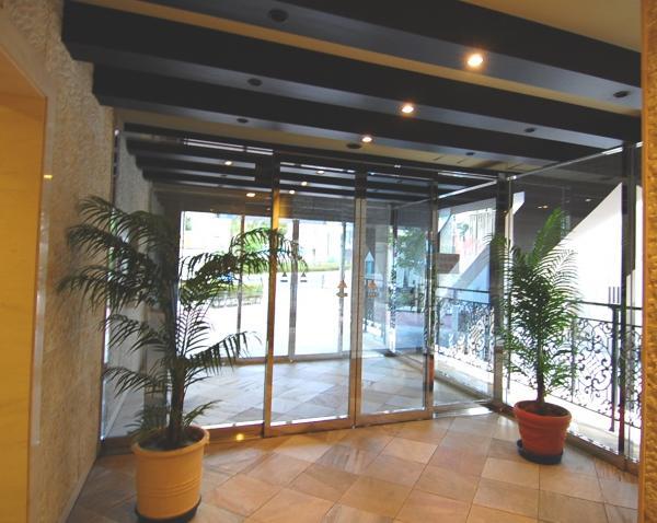 Entrance. With auto lock of peace of mind