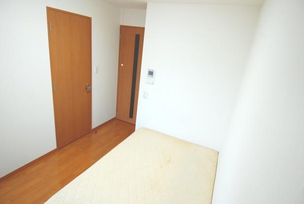 Living. TV Intercom Yes