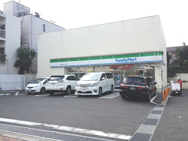 Convenience store. FamilyMart Nakano Yayoi-cho, chome shop 300m up (convenience store)