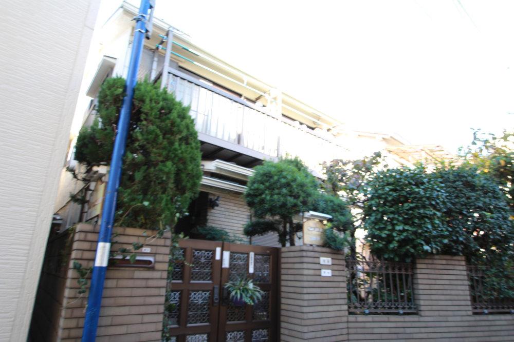 Local appearance photo. Nakano-ku, Nakano 5-chome used House. Most attention that have been the city now, "Nakano". It is conveniently located an 8-minute walk from such Nakano Station. It will be on the south road shaping land. 1988 March Built in custom home. Please have a look once.