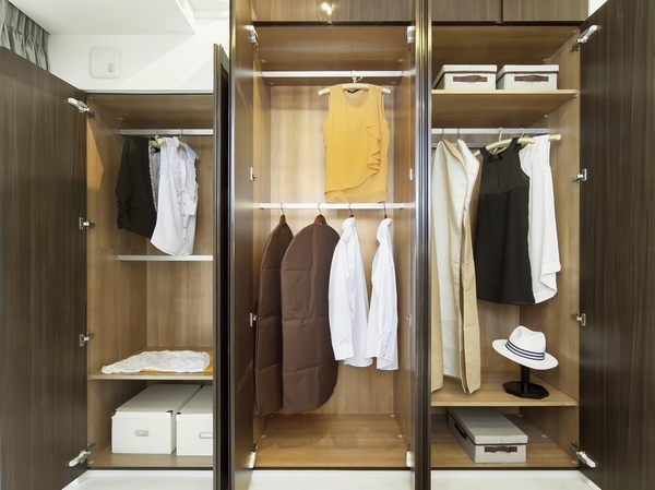 Triple closet of Western-style (1) outright use-to-ceiling, Amount of storage is rich. Since the double doors is adopted, It is convenient to overlook at once wardrobe opened the door