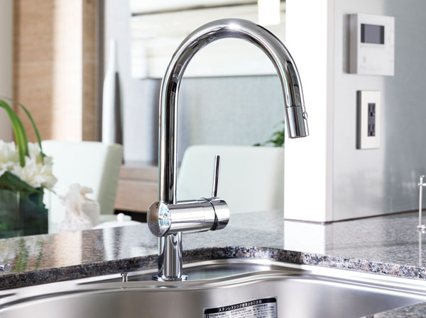 Kitchen.  [Grohe manufactured by mixing faucet] Withdraw the shower head, Sink of care convenient faucet on, such as the excellent design of Germany ・ Grohe, Inc.. water temperature ・ Water adjustment can be done with one hand.