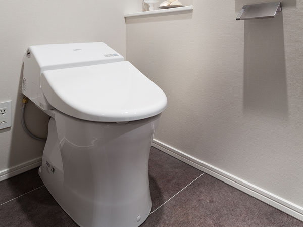 Bathing-wash room.  [Toilet of low silhouette type (water-saving specification)] Cleaning and heating toilet seat, Washlet-integrated toilet, with features such as deodorizing. It is refreshing low silhouette type.