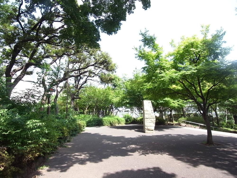 park. 450m until Momijiyama park