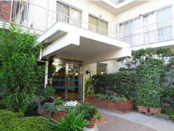 Entrance. Common areas