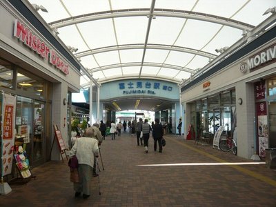 Shopping centre. 80m to the station (shopping center)