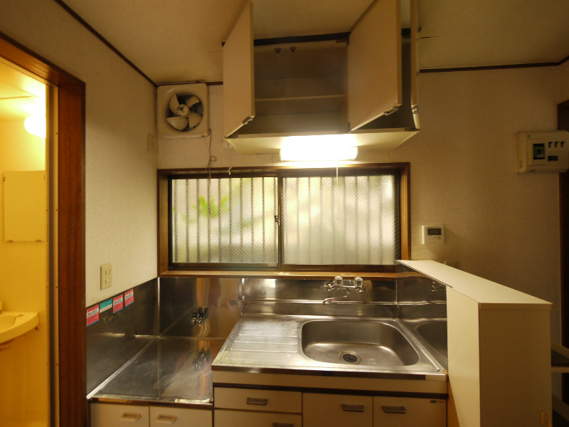 Kitchen. Please enjoy the gas stove 2 burners can be installed spacious kitchen dishes