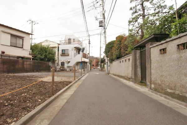 Local photos, including front road. Front road is less car street, Small children is also safe.