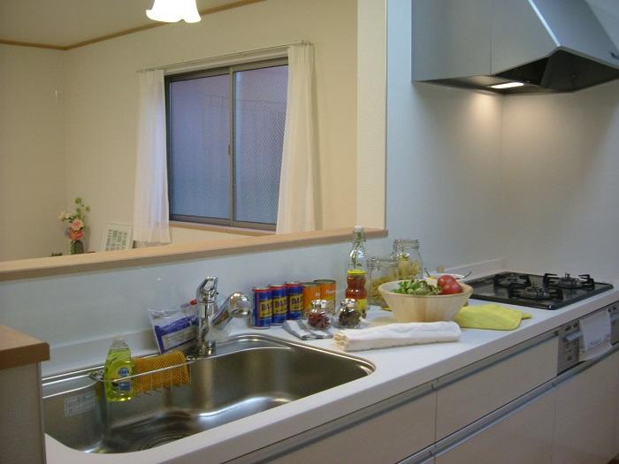 Kitchen. Popular face-to-face kitchen adoption. You can also check the state of the children who are in the living room while cooking.