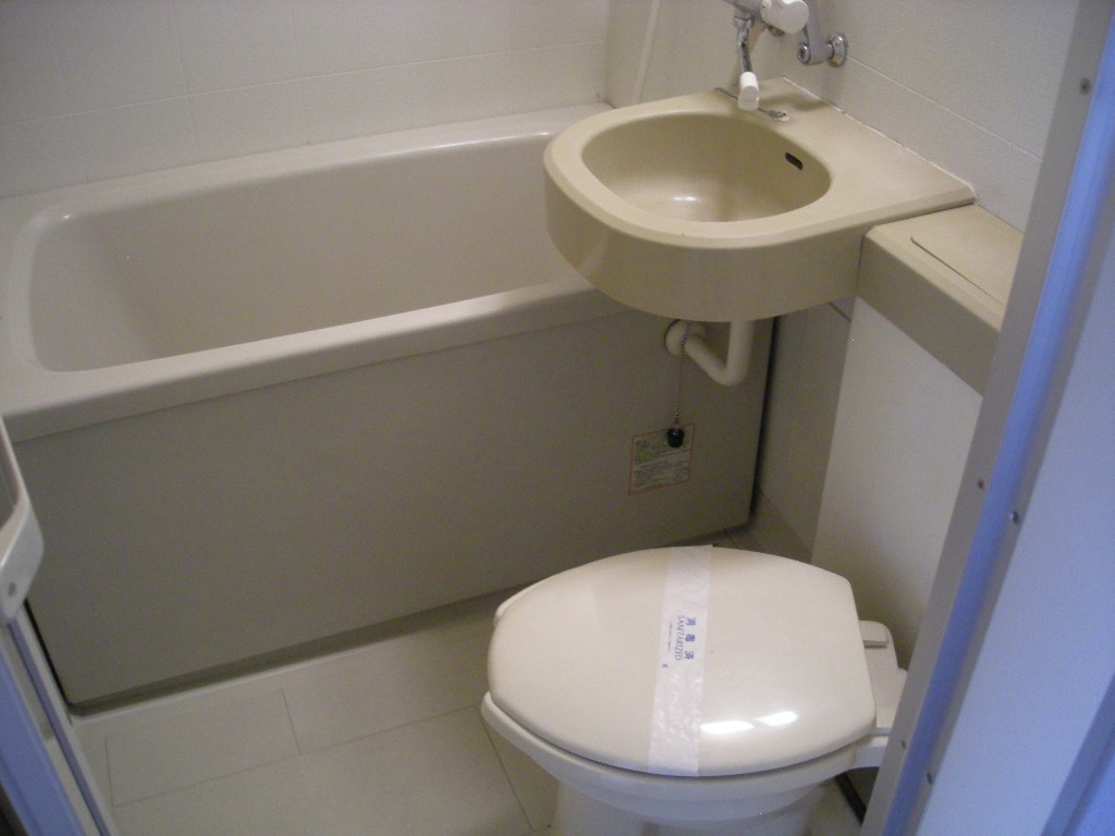 Bath. 3-point unit bus