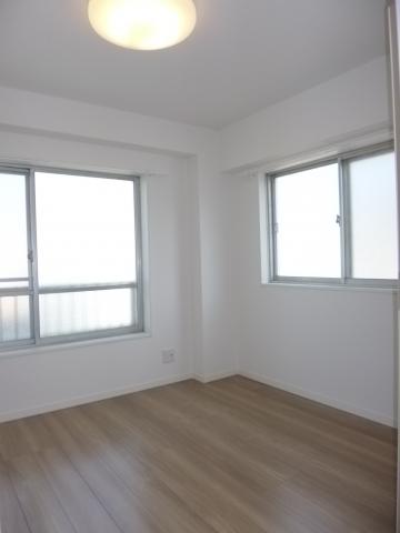 Non-living room. (2)