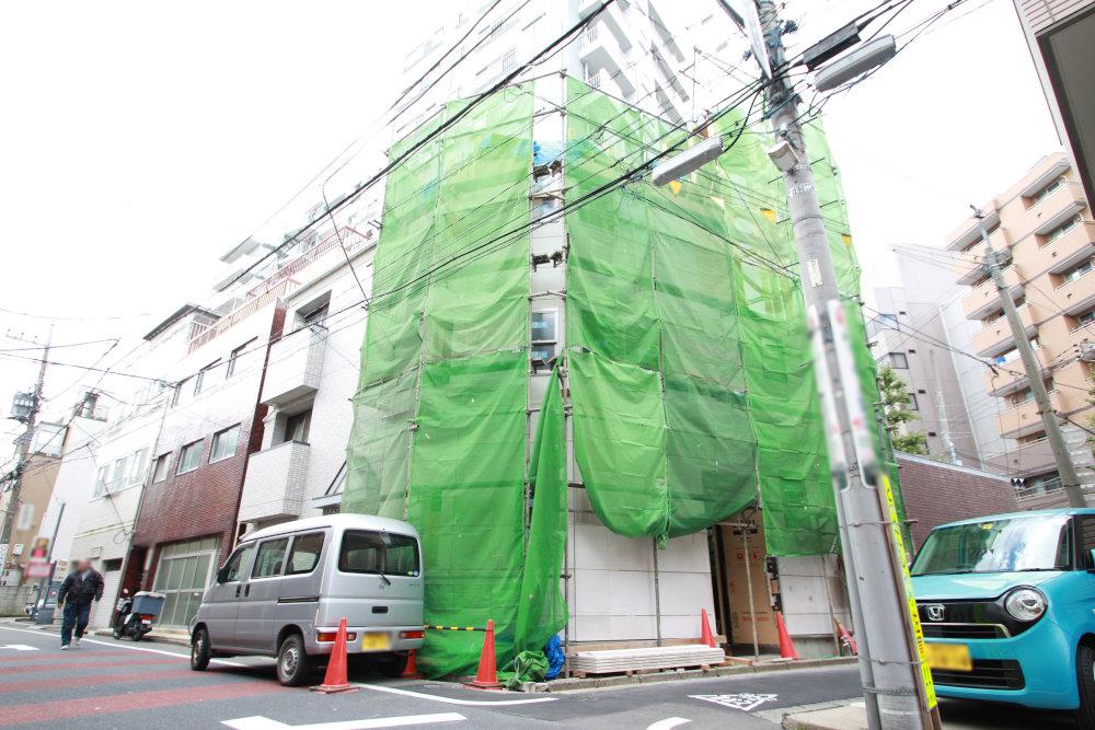 Local appearance photo. Newly built single-family Nakano central 4-chome. Northeast corner lot, Limited is one building. Chuo Line "Nakano" station 8-minute walk, Marunouchi Line is "Shin-Nakano" station a 2-minute walk of the good location. Flat is 35 application properties. Come once, Please refer to the local. 