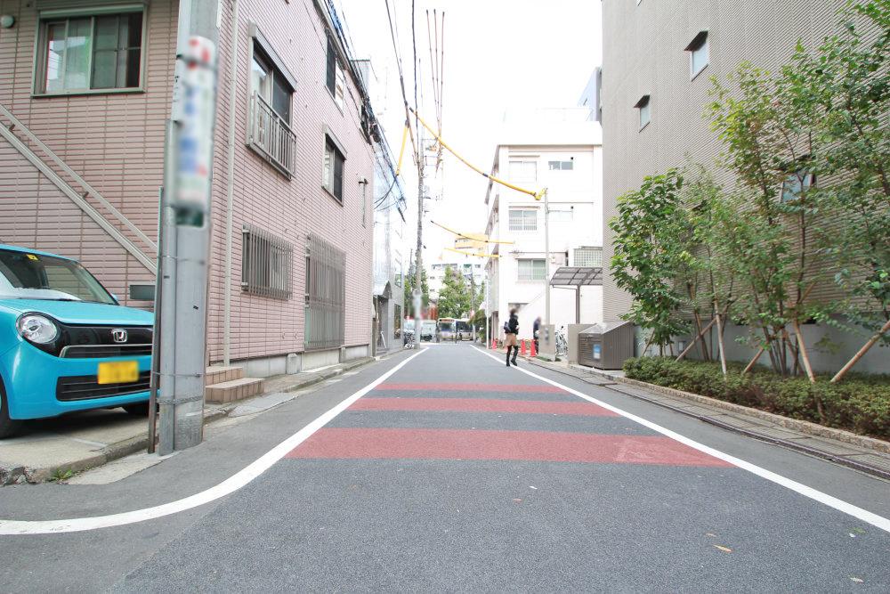 Local photos, including front road. Front road is spacious 5.7m. Traffic volume is low.