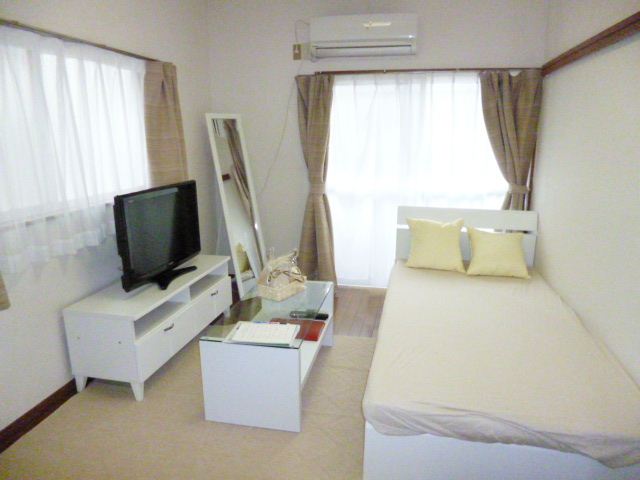 Living and room. Facing south, Popular furniture ・ It is with consumer electronics