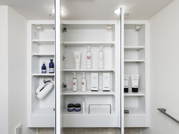Bathing-wash room.  [Rear storage with triple mirror] Because it has become all the back side of the mirror is storage space, Accessories will fit and clean, such as cosmetics and toiletries.