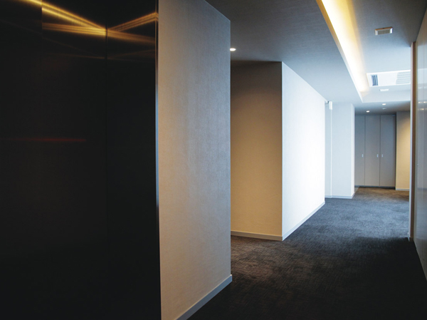 Features of the building.  [The inner corridor design is less influence from the outside ※ Except the first floor of some] Block the view from outside, Corridor among the wind and rain can be prevented, It will be comfortable. (Same specifications)