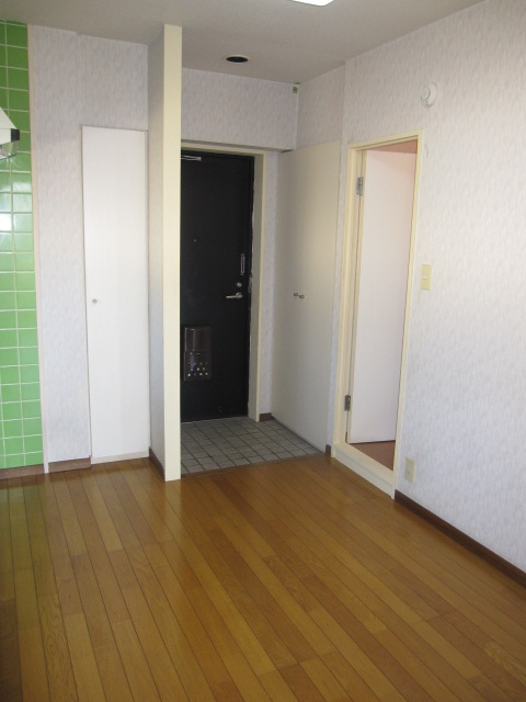 Kitchen. There are about 5 Pledge also of kitchen space storage ☆