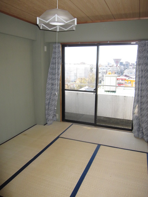 Living and room. This view is good bright room ☆