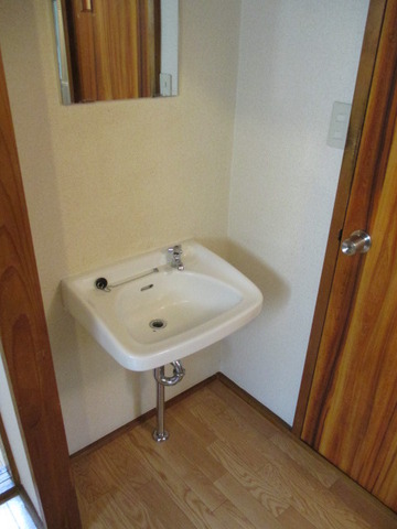 Washroom. Independent wash basin