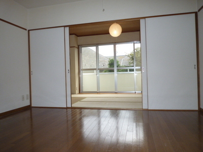 Living and room. Western-style 7 Pledge