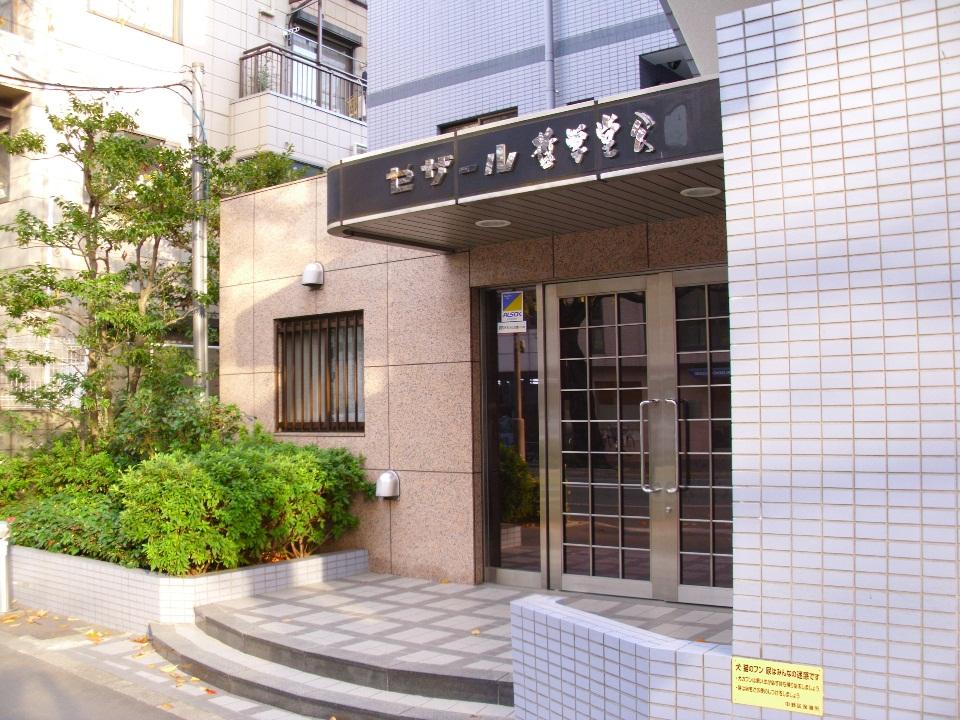 Entrance. Common areas