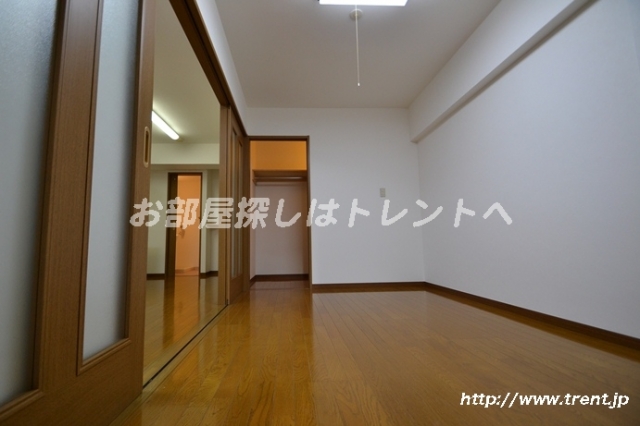 Living and room. Same building is a picture of the first floor 1LDK.