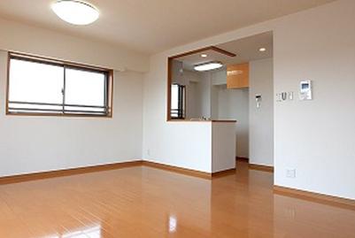 Living and room. Counter kitchen overlooking the room