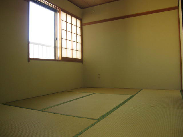 Other room space. There is also a Japanese-style room! 