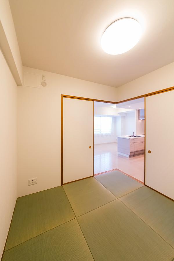 Non-living room. Also welcoming Japanese-style room is next to the living