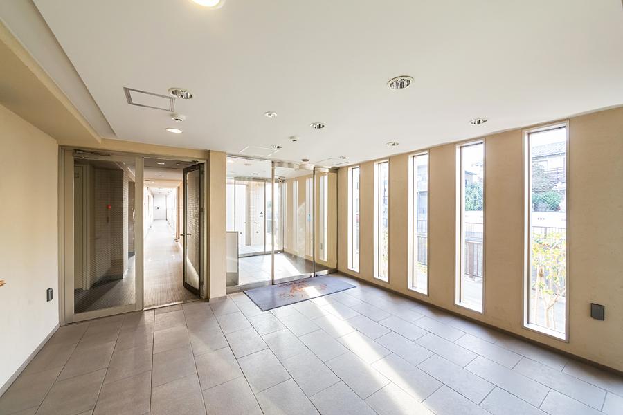 lobby. Bright common area lobby