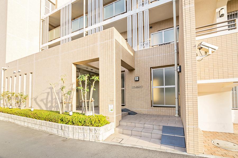 Entrance. Repair work already of the outer wall tile