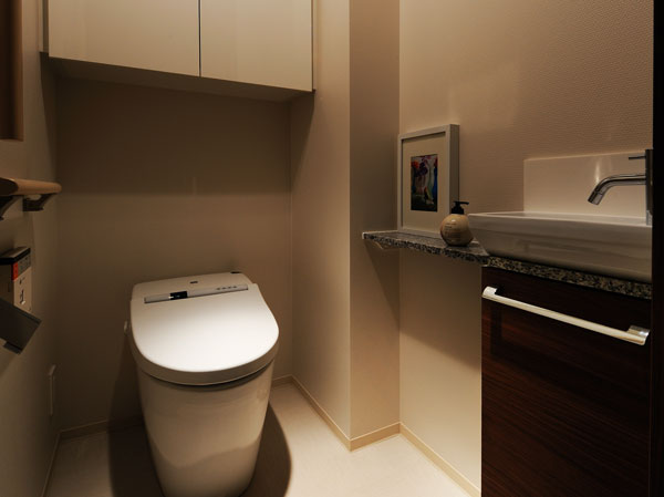 Toilet.  [Tankless toilet] Compact toilet bowl ・ No low tank silhouette gives plenty of room space. In addition, water-saving ・ Dirt prevention by Sefi on tectonics ・ Auto toilet bowl cleaning, etc., This function is also enhanced.  ※ Male urination time (standing position) does not wash auto toilet bowl.