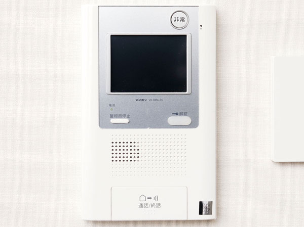 Security.  [Color monitor with intercom] It has adopted the auto-lock system of the peace of mind that in the color monitor with intercom can see the entrance of visitors. (Same specifications)