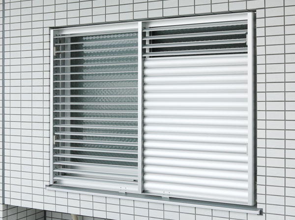 Security.  [Movable louver surface lattice] ventilation ・ It established the movable louver surface lattice in the shared hallway side window sash that can protect the privacy while weighed ventilation. (Same specifications)