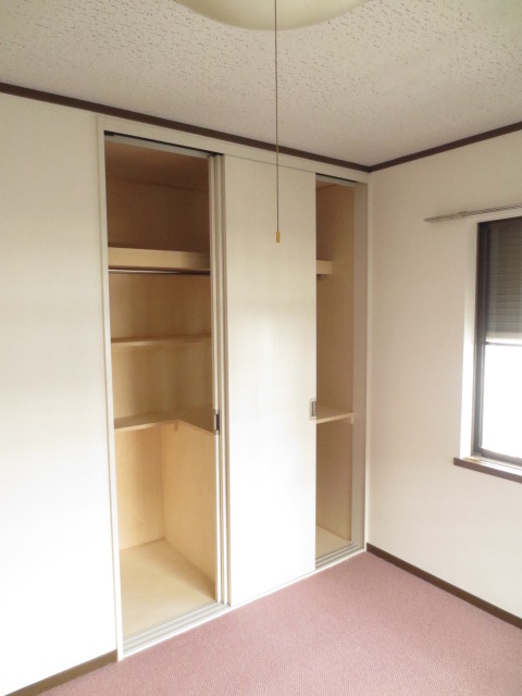 Living and room. Storage also Goutte!
