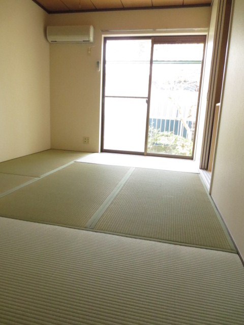 Living and room. Japanese-style room to settle ~ .