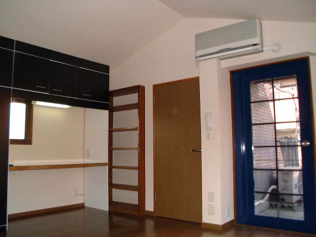 Other room space. The third floor 12 quires Western-style, shelf, Upper receiving, roof balcony