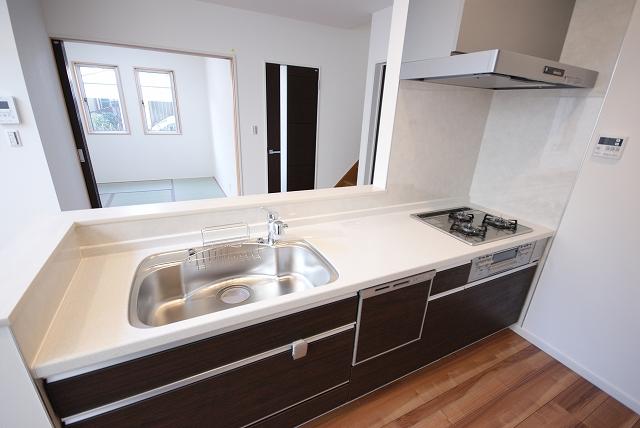 Same specifications photo (kitchen). Care easy with a glass top kitchen (enforcement example)