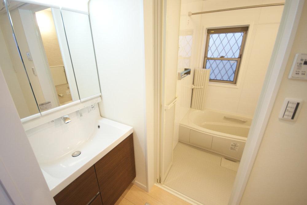 Same specifications photos (Other introspection). Basin is the vanity of the three-sided mirror. (Enforcement example)