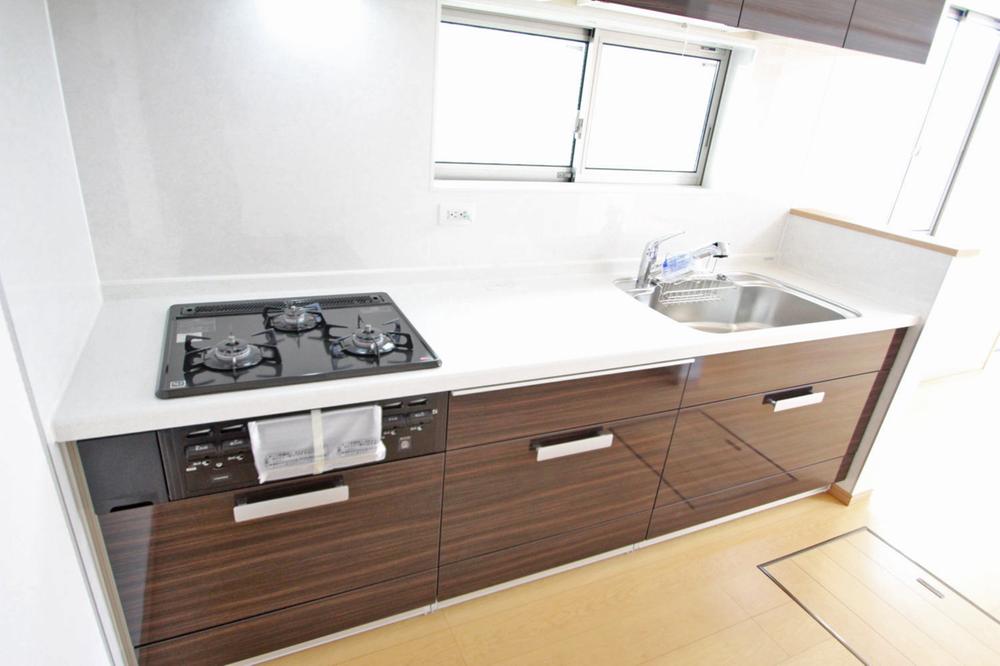 Kitchen. 3-neck with gas stove, It is the cooking fun in the system kitchen with grill.