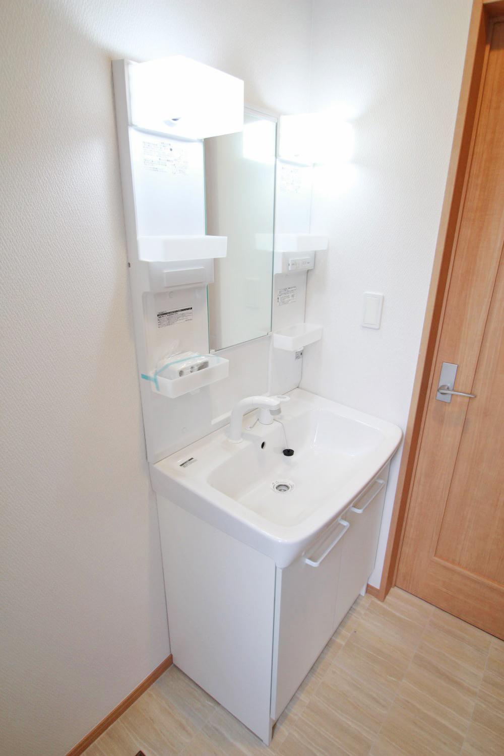 Wash basin, toilet. In vanity with shampoo dresser, Shan is also possible in the morning.