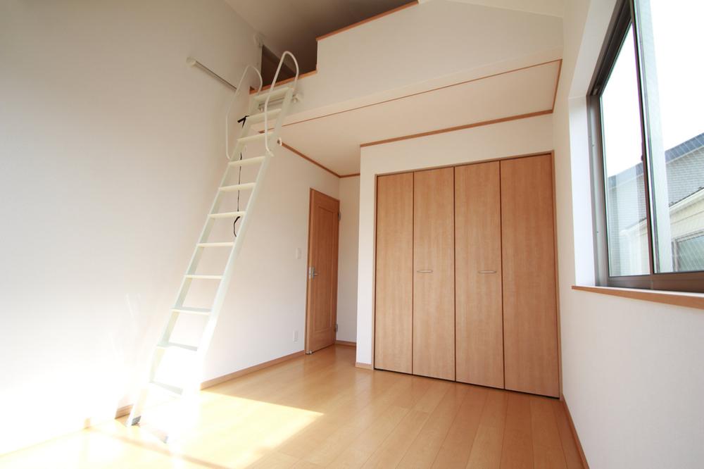 Non-living room. At the top of the Western-style there is a loft, It will be useful in such as storage of seasonal.