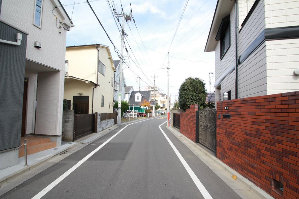 Local photos, including front road. Although facing the west side about 5.40m public road, As your car is also a less free and safe, And out of the car is also a breeze.