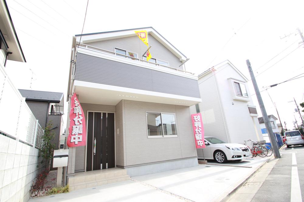 Local appearance photo. Nakano-ku, a quiet residential area a little entered from the shopping district of the Station Nogata Nogata 6-chome, Seibu Shinjuku Line "Nogata" station 4 minutes walk located in the transportation of, Life is convenient. The final 1 buildings is the introduction of two buildings site. Outer wall is siding.