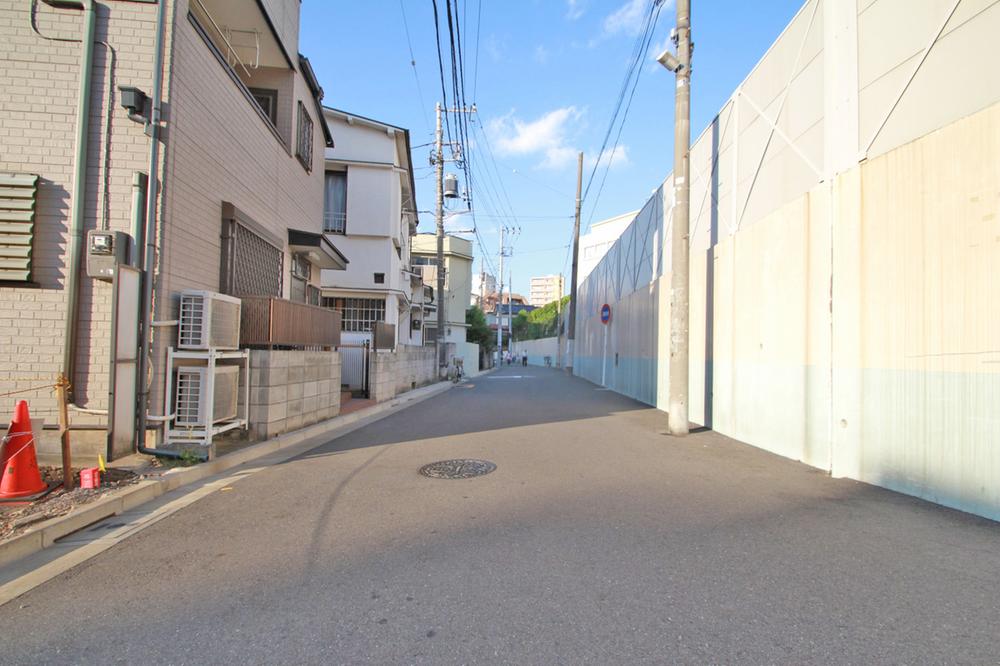 Local photos, including front road. Close to Nakano General Hospital, It is convenience preeminent such as Nakano post office. 