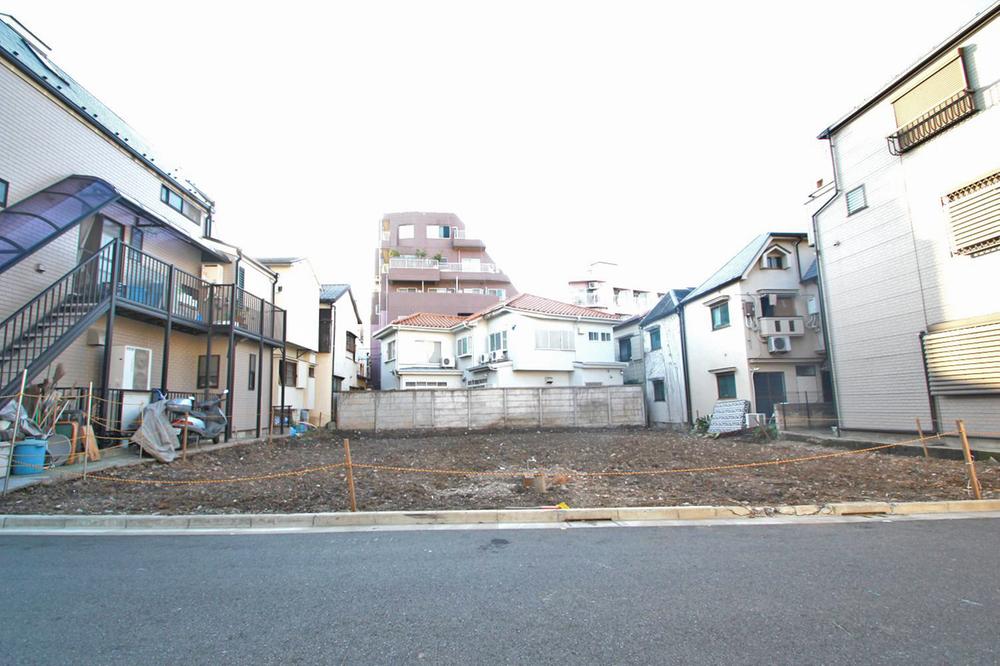 Local land photo. Land sale of Nakano-ku, the center 5-chome. Since the building conditions is not attached, You can architecture in your favorite House manufacturer. Floor space of land is located 45 square meters. Please have a look at a time because it is a quiet residential area. 