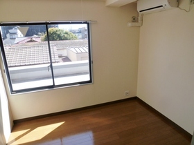 Living and room.  [Separate reference photograph] Western-style 4.7 tatami rooms